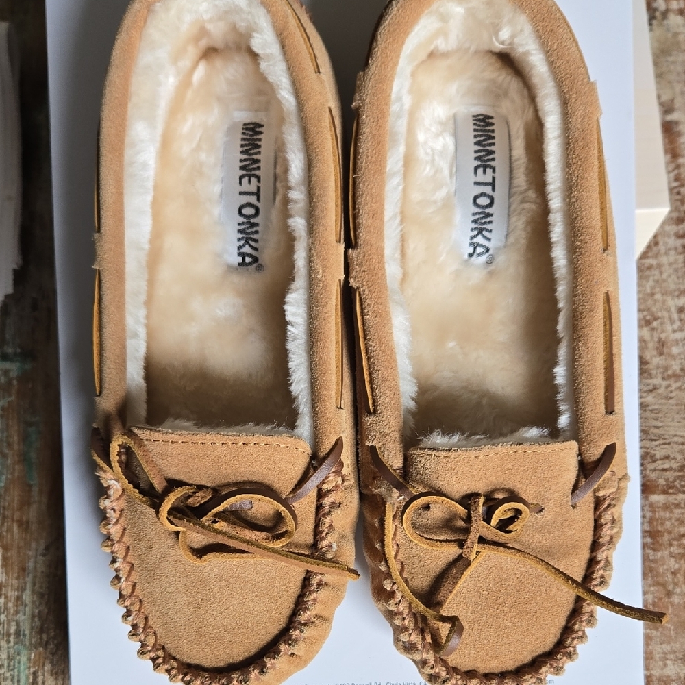 Minnetonka Women's Cally Moccasin Slippers. sz. 7W NWOT. (BIN 006)